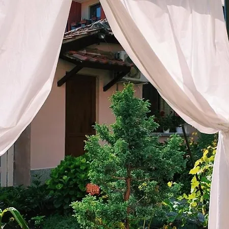 Cute Little House With A White Picket Fence بيت للعطل بورغاس